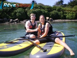 Ecole stand up paddle Quiberon élèves sur leur paddle dans la ria d'Etel sous le soleil